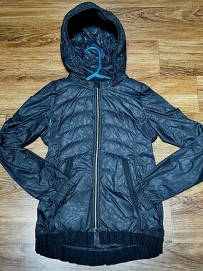 Lululemon Spring Fling Puffy windbreaker black camo 650 fill goose size 4